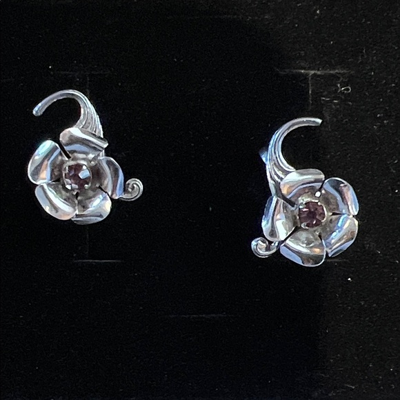Vintage screw back Silver Floral Earrings - Picture 5 of 5
